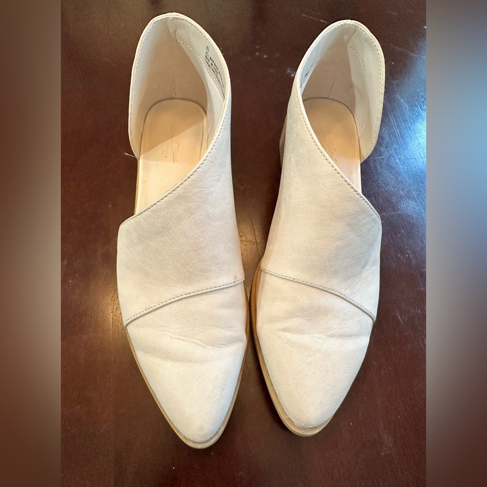 Universal Threads flats